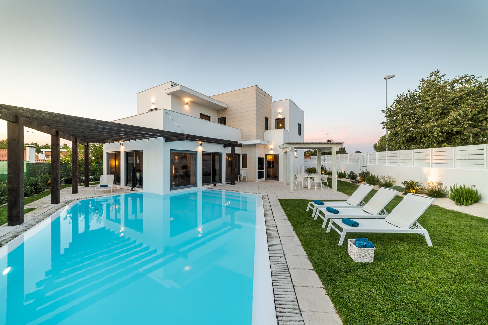 Blog post How to Choose Pool Service Companies in Phoenix image